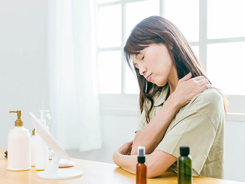 肩が凝っている女性