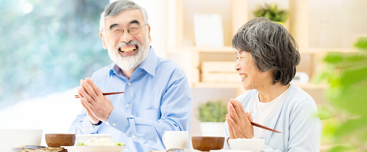 食事を楽しむ老夫婦