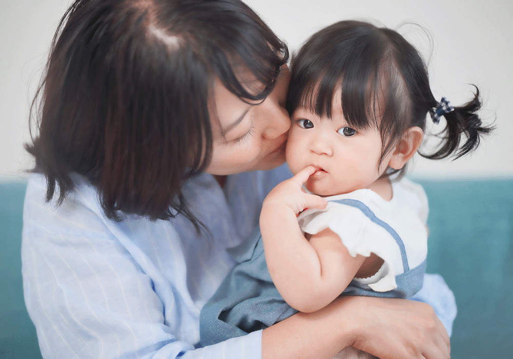 指しゃぶりをする女の子