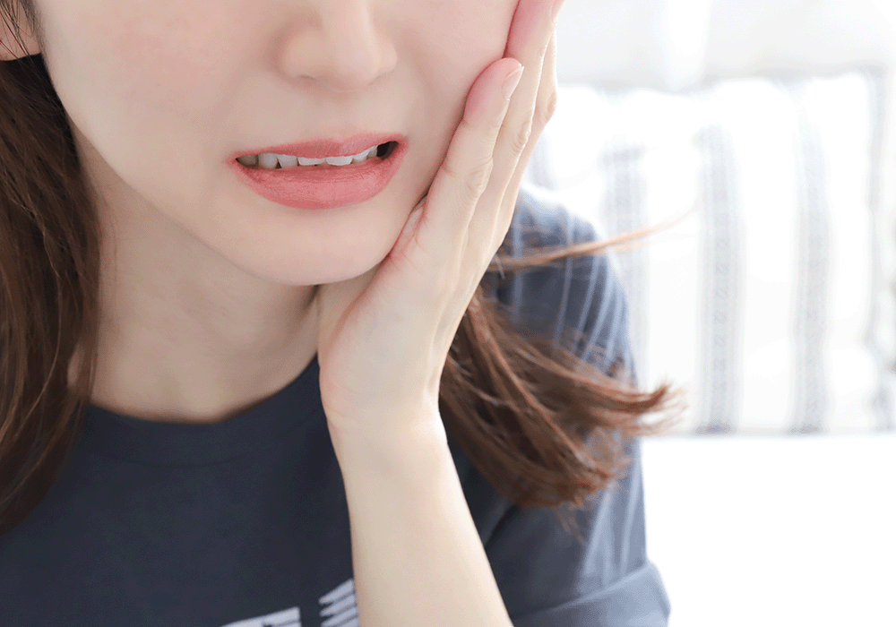 親知らずが痛む女性