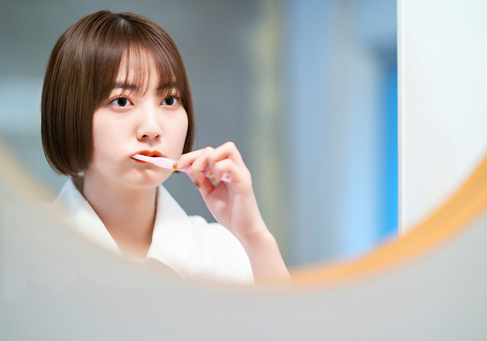 歯みがきをする女性