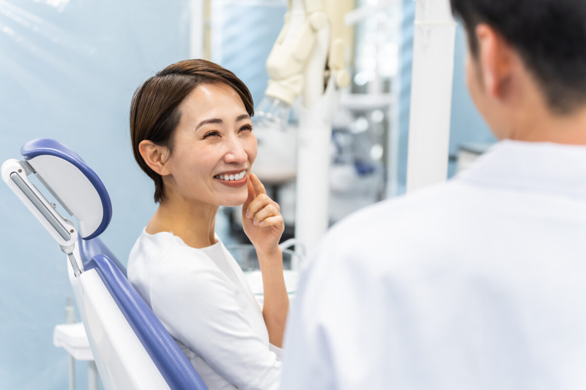 歯科検診を受ける女性