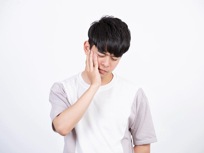 歯が痛い男性