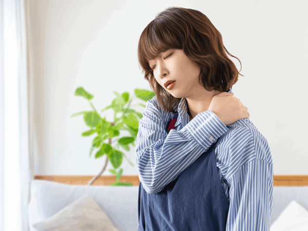 肩こりがつらい女性