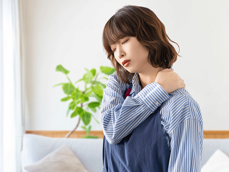 肩こりがつらい女性