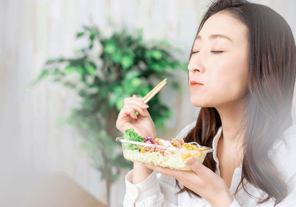 サラダを食べる女性